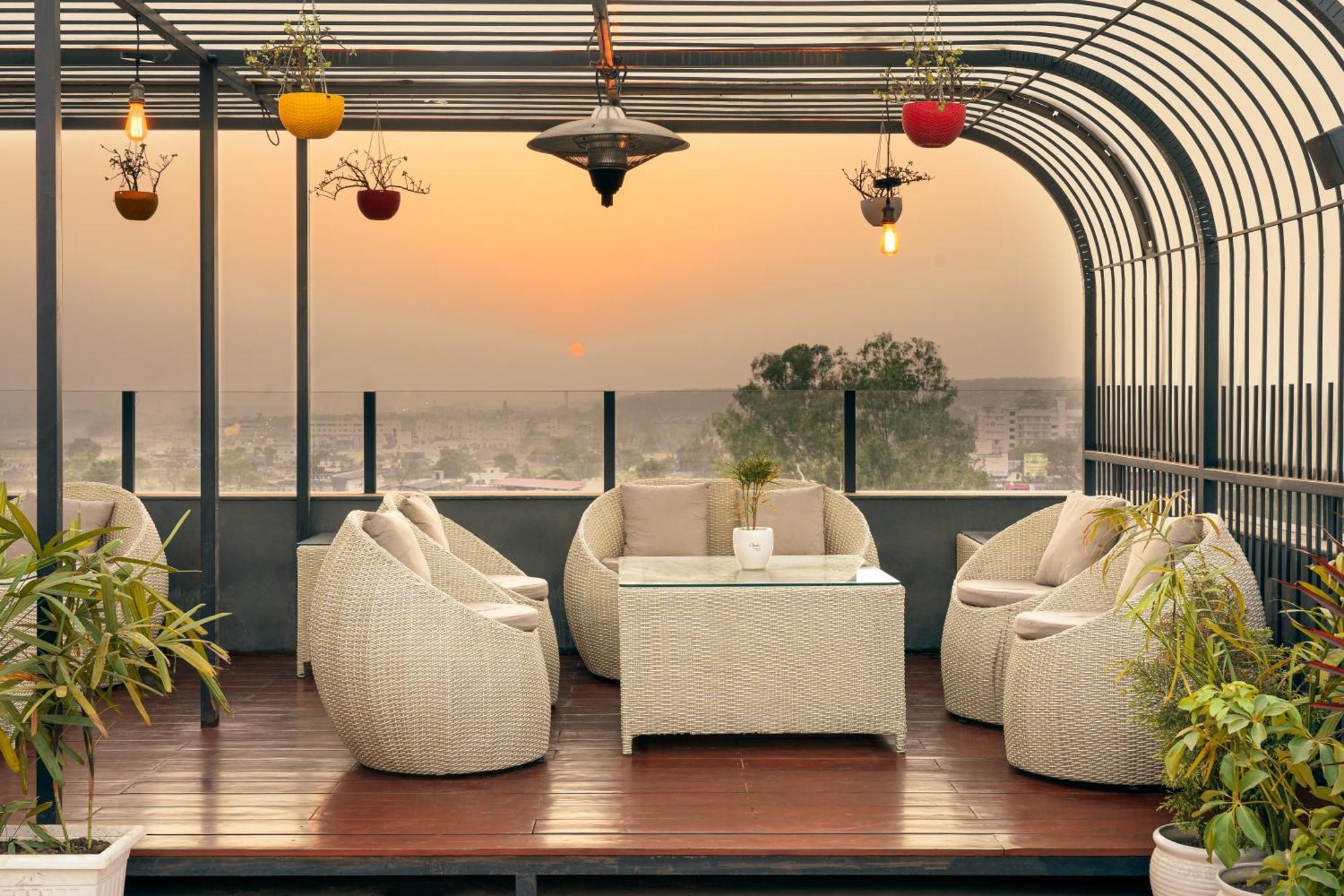 Clarion Hotel Dehradun Buitenkant foto