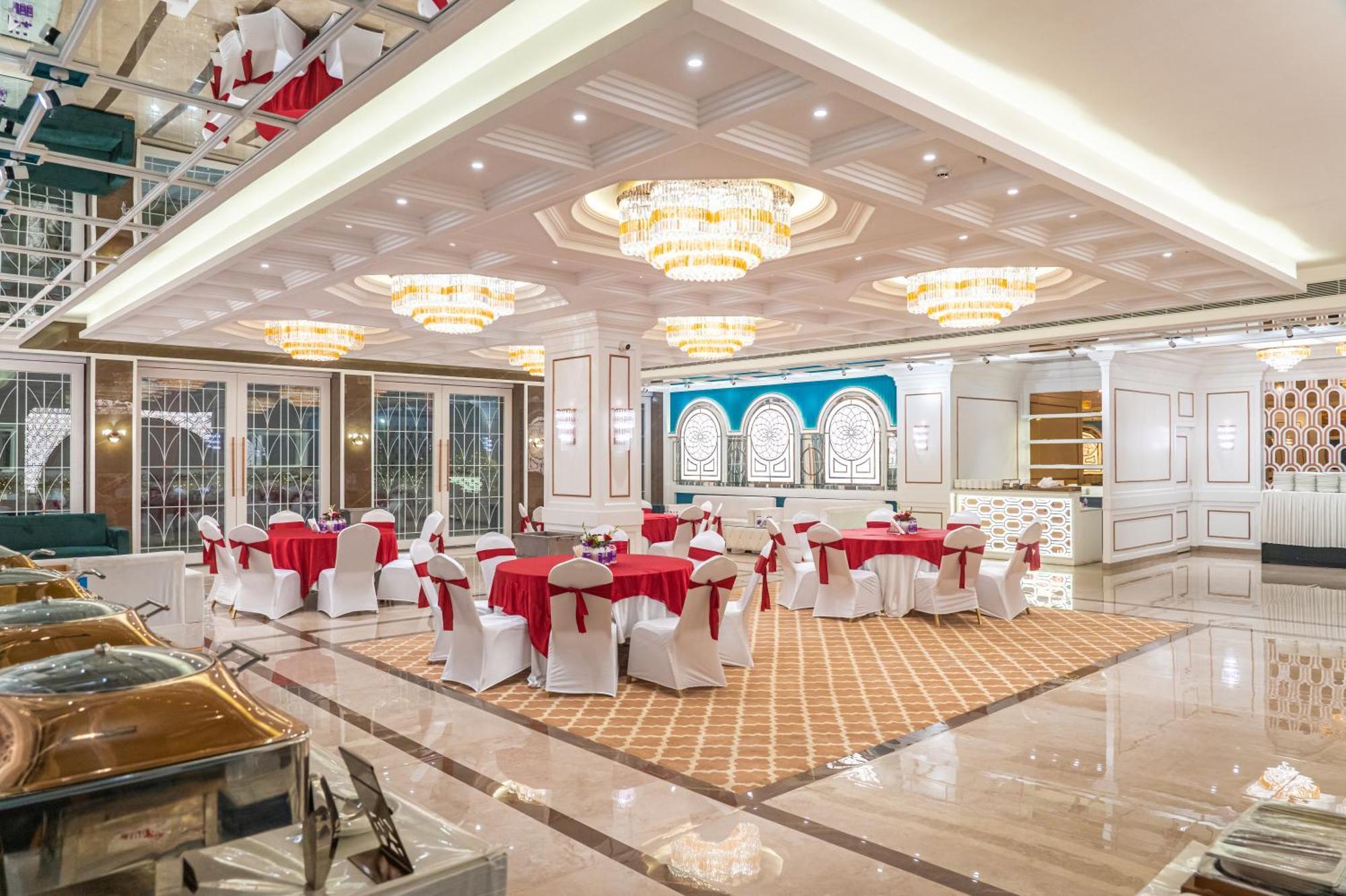 Clarion Hotel Dehradun Buitenkant foto